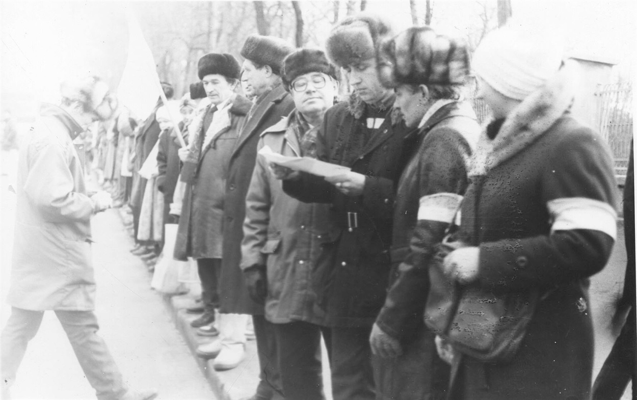 Січень 1990 року. День Соборності України. Гадячани Володимир Юревич, Володимир Сирота, Юрій Подвезько, Анатолій Скаженик, Іван Глушков та Ольга Стасовська у ланцюгу єдності.