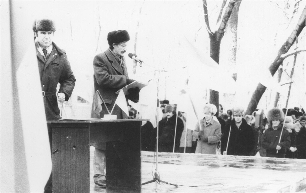 Лютий 1990 року. Голова районного осередку Народного руху України Олексій Басараб на мітингу у Гадячі.