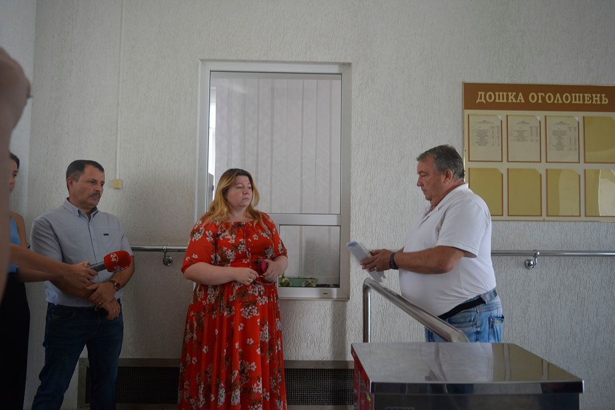 До протестувальників виходить Павло Дяченко, заступник генерального директора ТОВ "Гадячсир" 