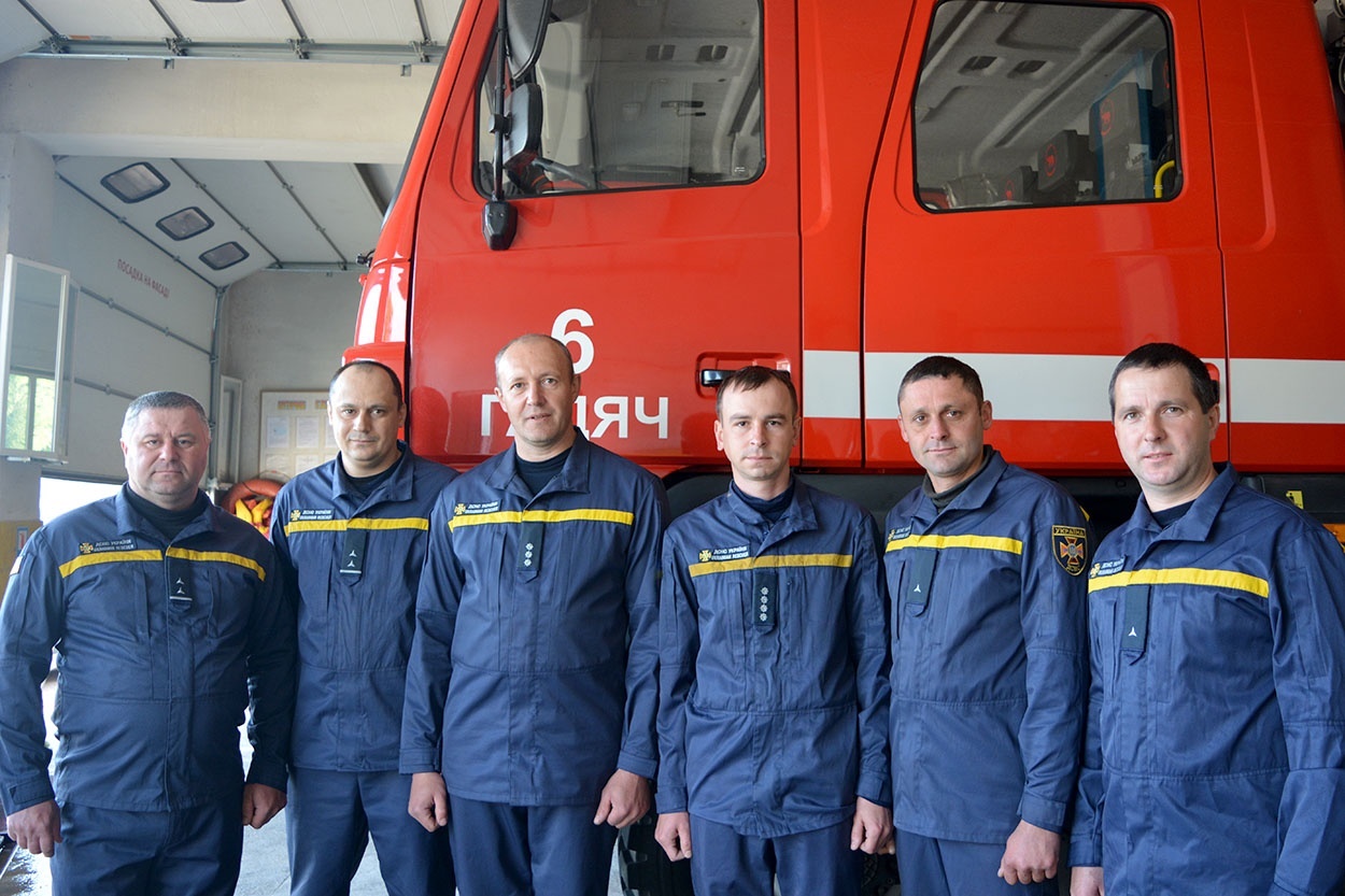 Водій Олександр Груський, командир відділення Володимир Луцай, начальник караулу Володимир Дубовик, начальник караулу В’ячеслав Шкаревський, водій Василь Копкало, пожежний рятувальник Віктор Дейна 6-ї Державної пожежно-рятувальної частини 