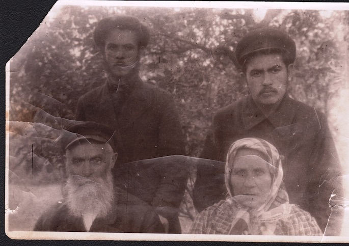 Дідусь Мендель Гілель Гансбург, його дружина Сара і їхні сини Янкель та Іцхак Гансбург.
