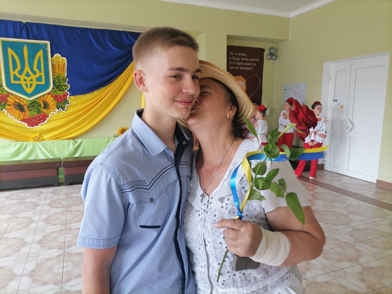 Віталія Сала прийшла привітати бабуся Ганна Григорівна 