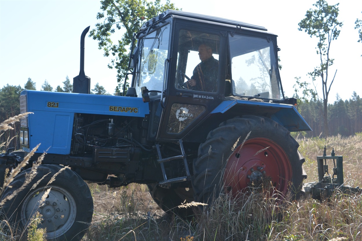 Володимир Горай проводить механічний догляд  лісових насаджень.