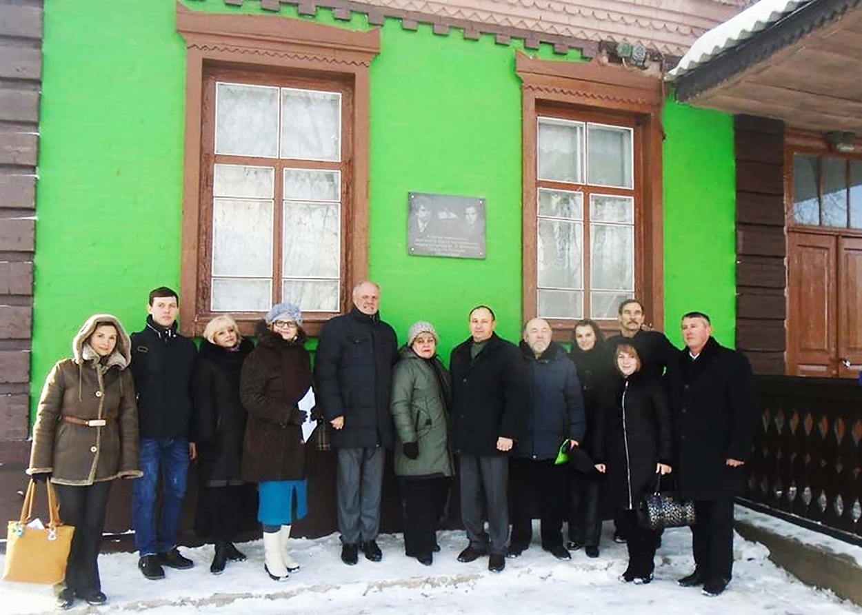 2016 рік. Учасники церемонії відкриття меморіальної дошки у Шилівці.