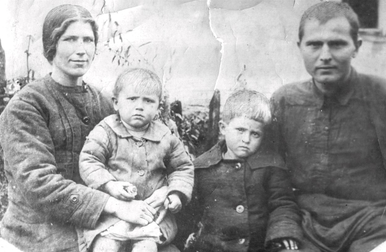 Фото з родинного архіву доньки письменника, Громовиці Бердник.