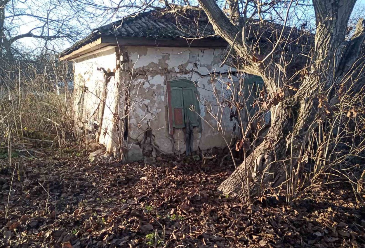 Ось у таких умовах жив чоловік.