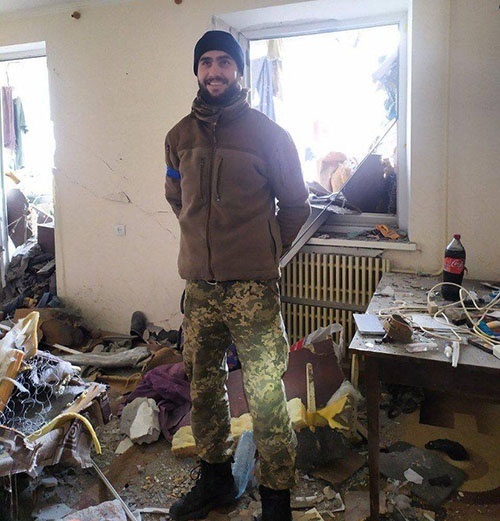 Богдан Парака своїй квартирі, яка постраждала від обстрілу.