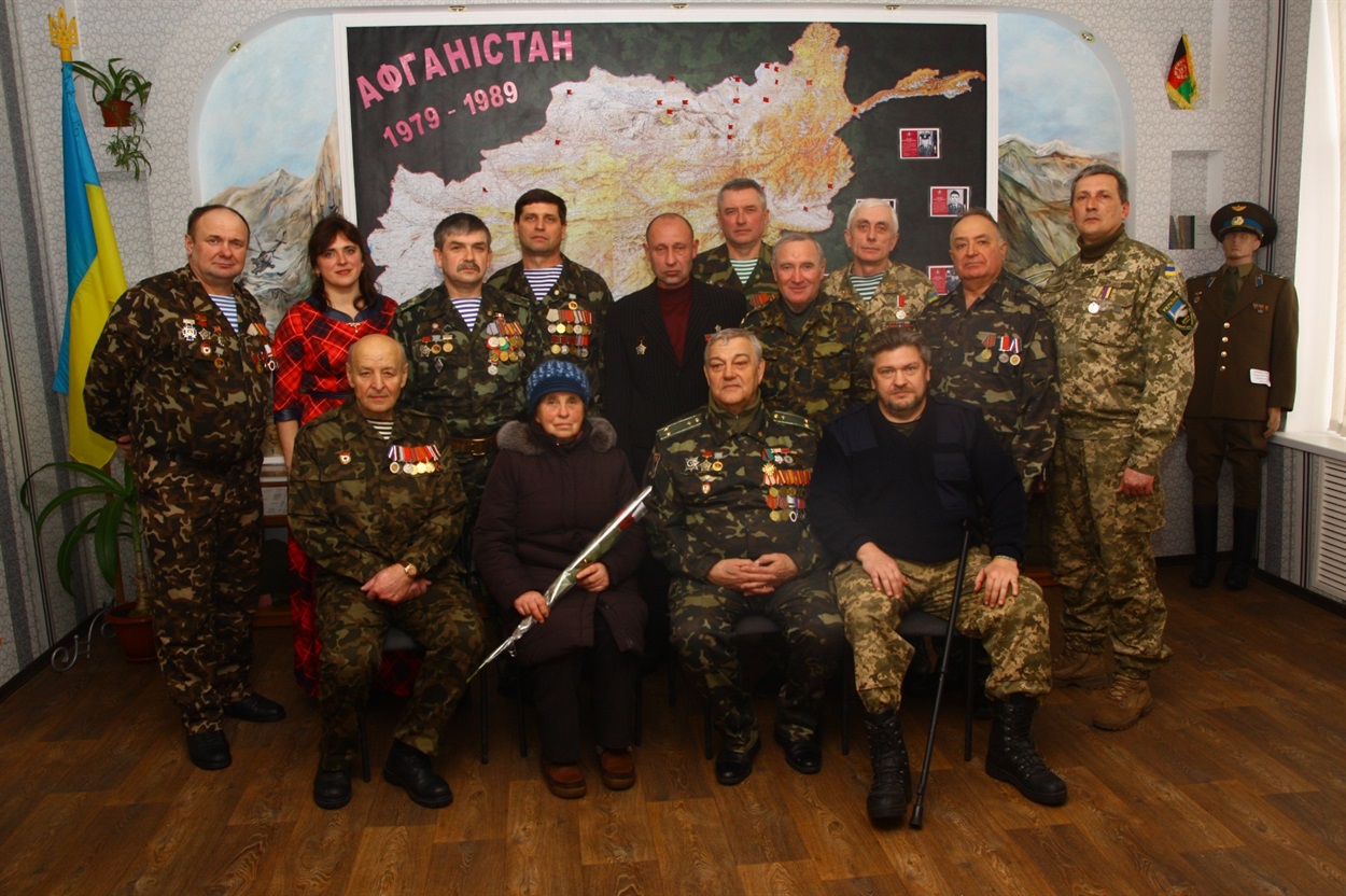 Фото із відкриття музейної кімнати у 2014 році. За кілька днів розпочнеться анексія Криму, за два місяці — вторгнення росіян на Донбас. 