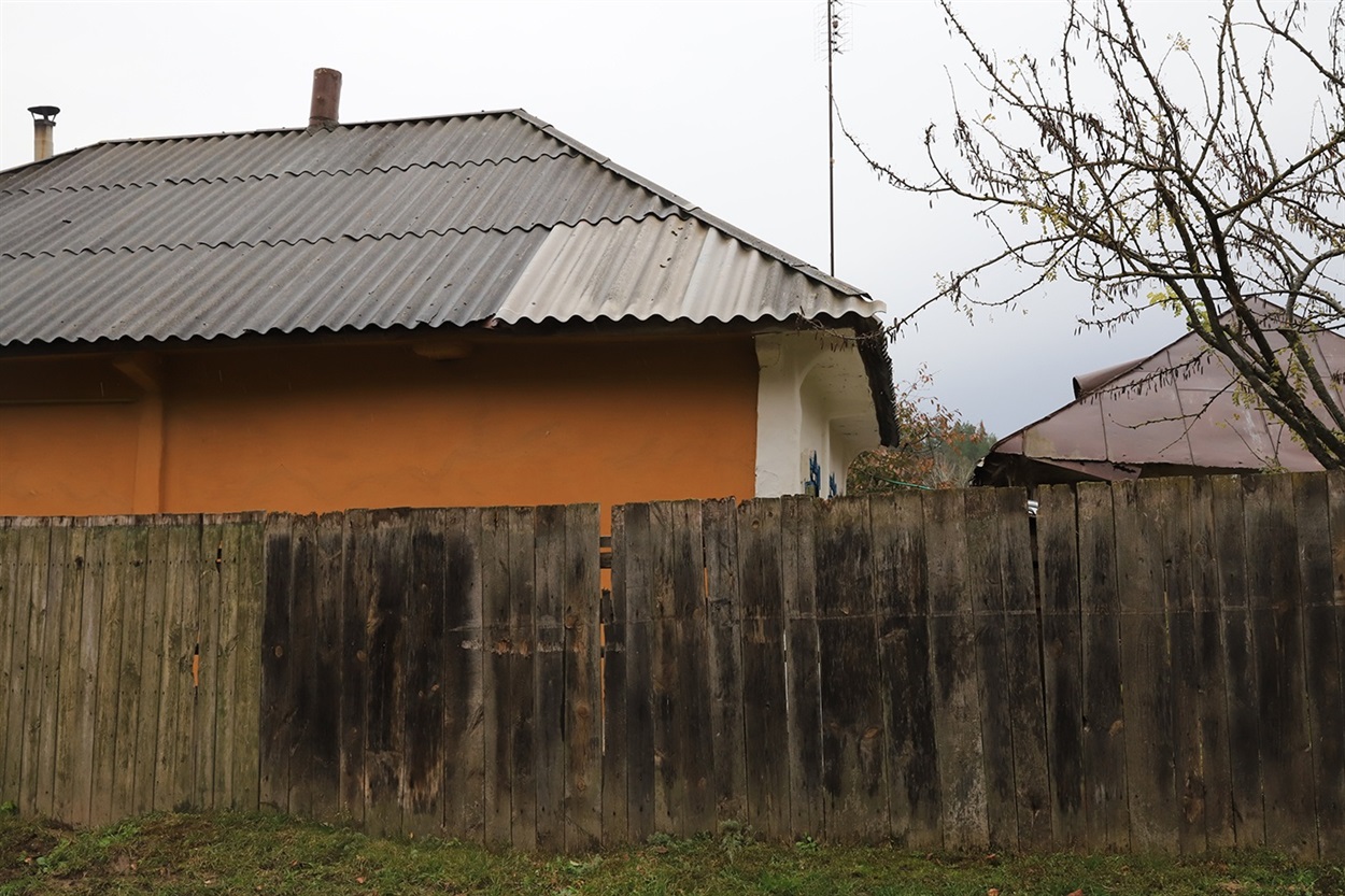 Російський танк дулом зачепив дах місцевого жителя Олександра