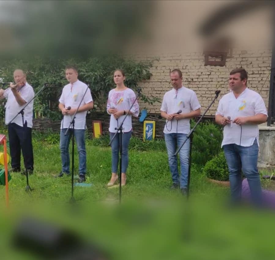 Не лише збирають гроші, а й співають для військових