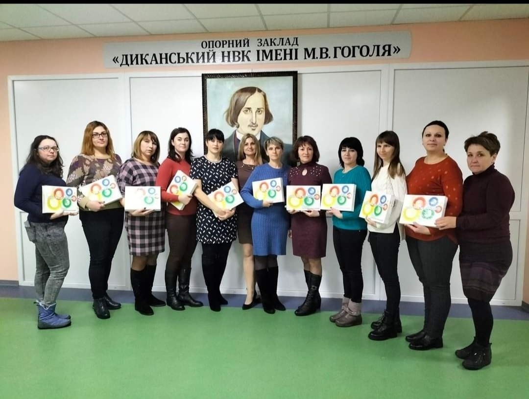 Вчителі опорного закладу, які пройшли навчання в тренінгу «Розумію себе та взаємодію з іншими», в рамках проєкту «Школа – територія миру» отримали ігри «Територія без провини»