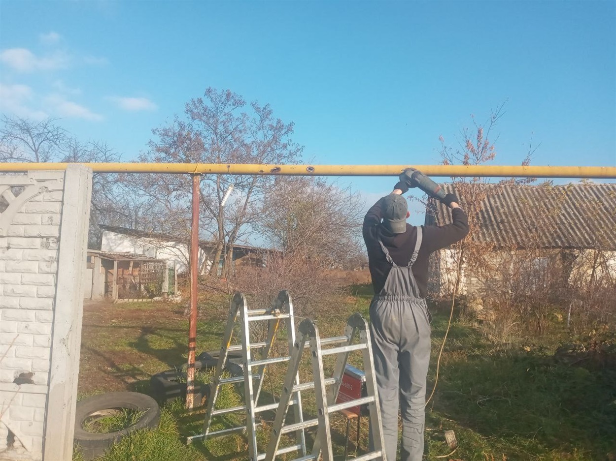Ремонтні бригади із Гадяча працюють на Херсонщині вже два місяці. 