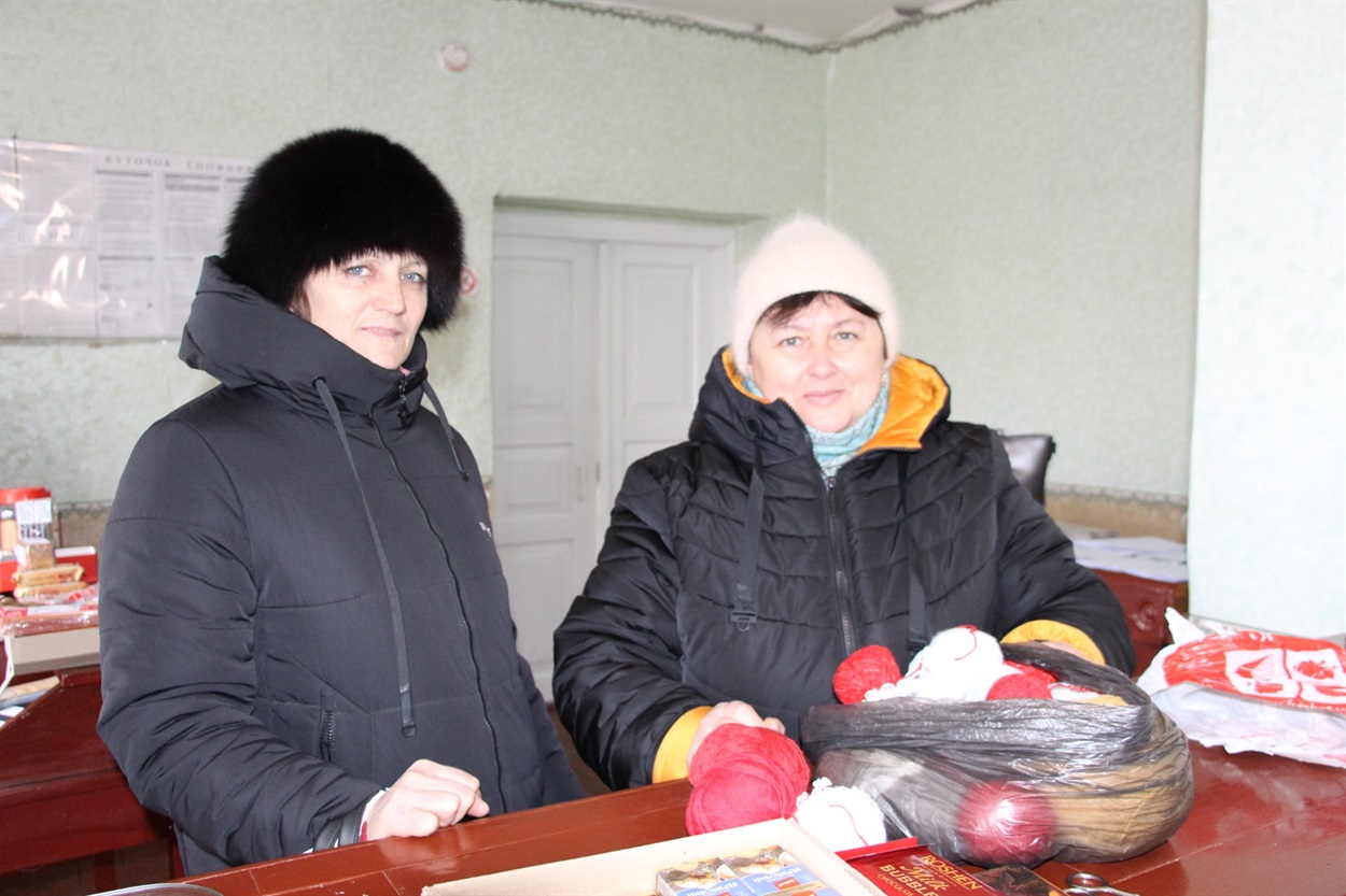 Світлана Корнієнко і Оксана Власенко забирають нитки на пошті.