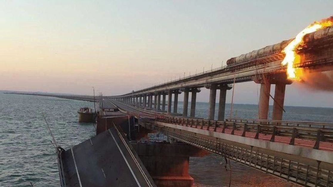 8 жовтня близько 6:05 ранку на Кримському мосту пролунав сильний вибух. Під час руху вибухнула вантажівка, одночасно зайнялися цистерни з паливом у потязі, що рухався по залізничній частині мосту