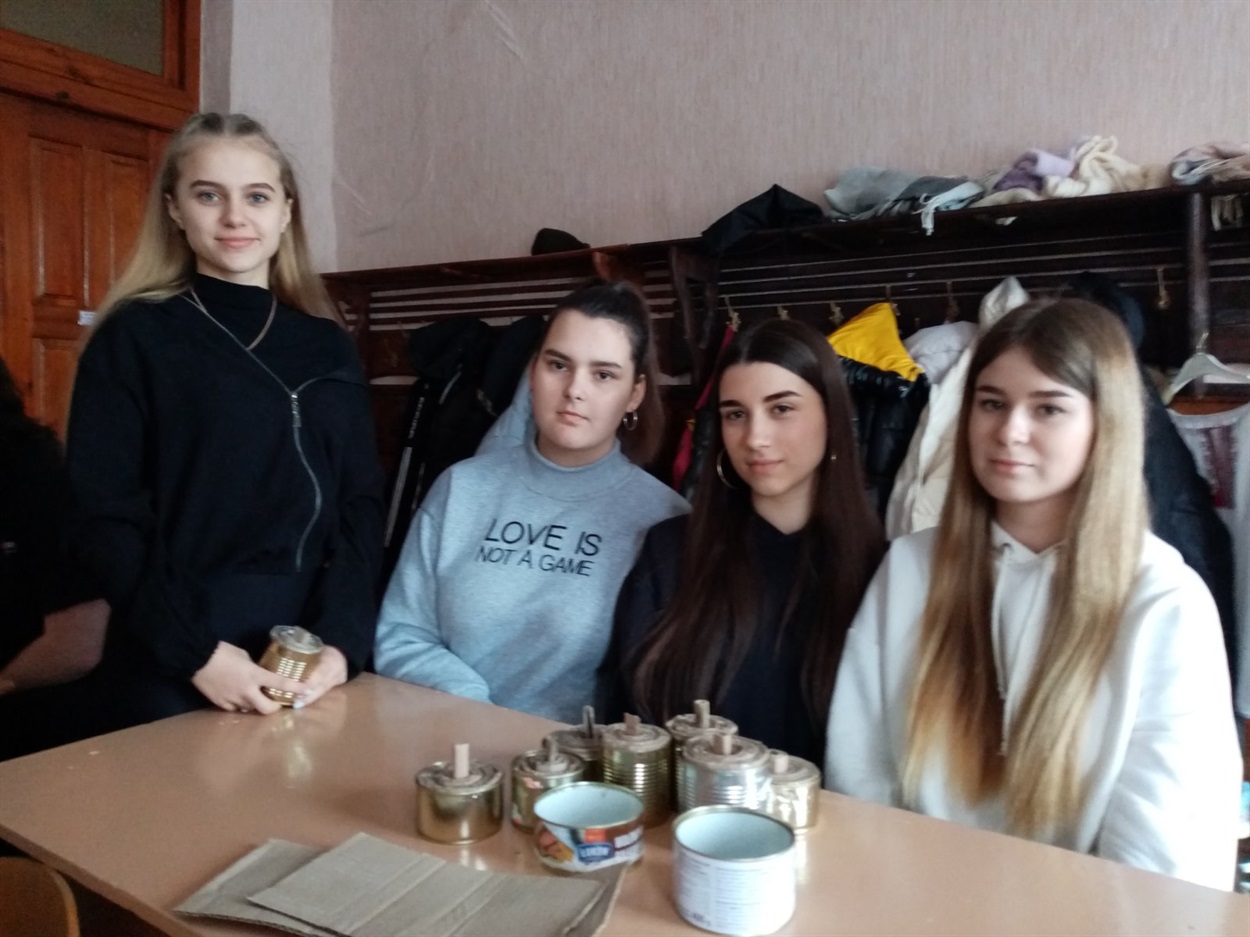 учні виготовляють окопні свічки