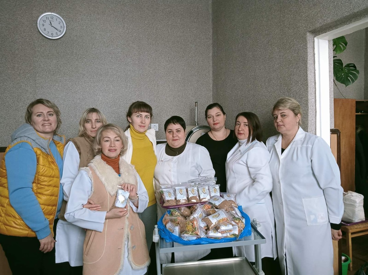 Леся Вірченко — четверта справа. 