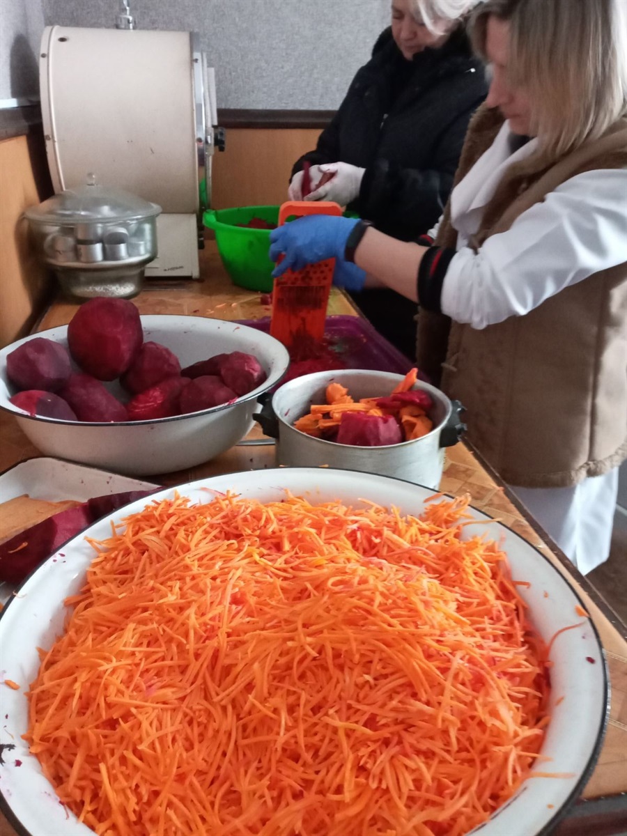 Лабораторія легко перетворюється на кухню, адже тут є газові плити, витяжки, проточна вода. 