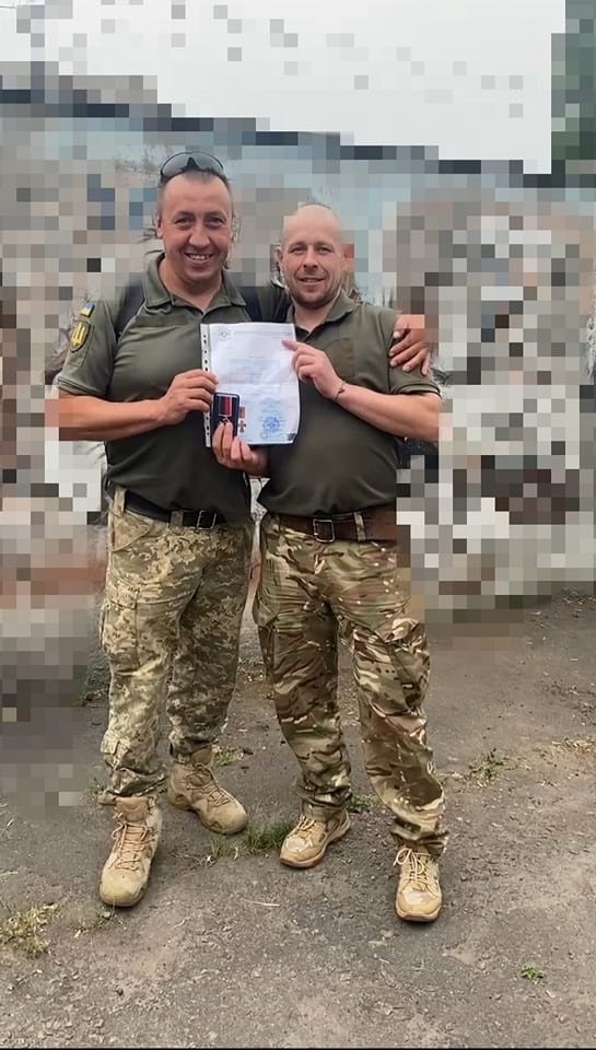 Сергій Терещенко разом із Іваном Гордієнком, який отримав нагороду отримав нагороду Хрест «Честь і Слава»