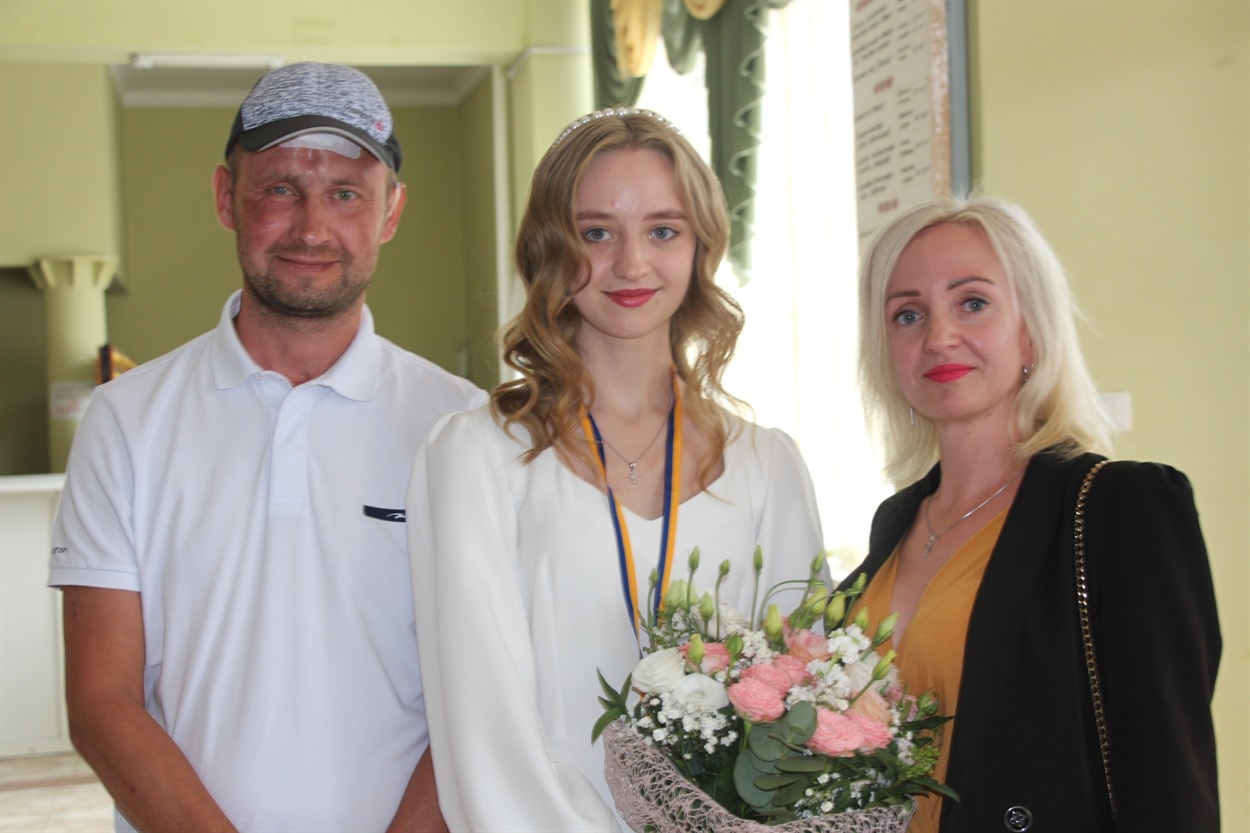 Випускниця Лілія Мироненко разом із батьками.