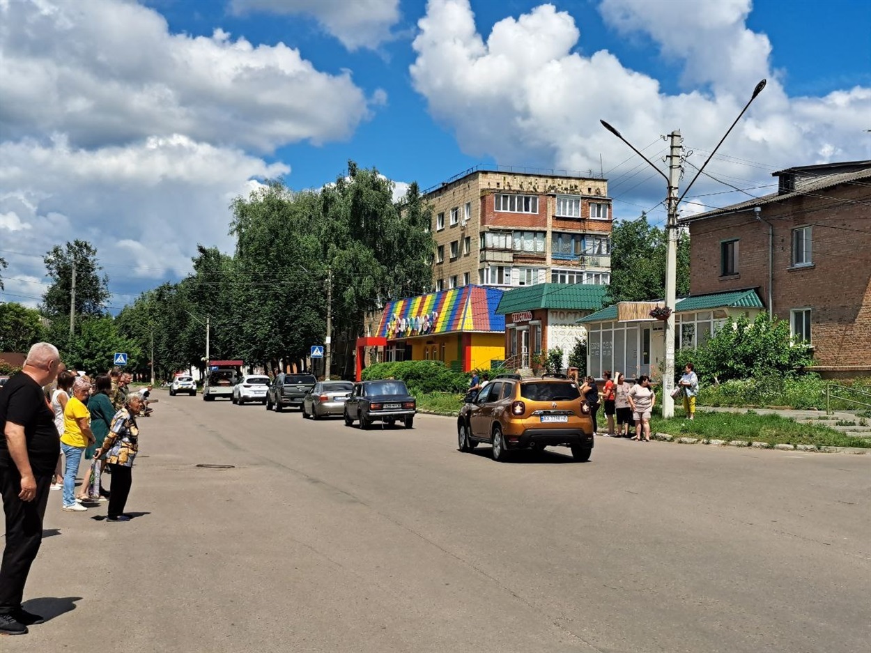 Живий коридор у Гадячі. 