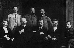 Перший Генеральний Секретаріат Української Центральної Ради. 1917 р. Сидять справа наліво: С. Петлюра, О. Єфремов, В. Винниченко, Х. Барановський, І. Стеценко. Стоять: Б. Мартос, М. Стасюк, П. Христюк