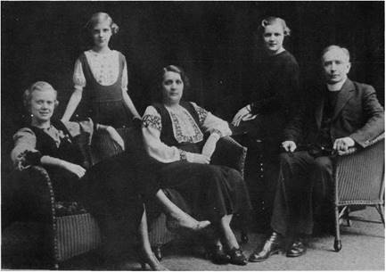 Павло Крат із дружиною і доньками.