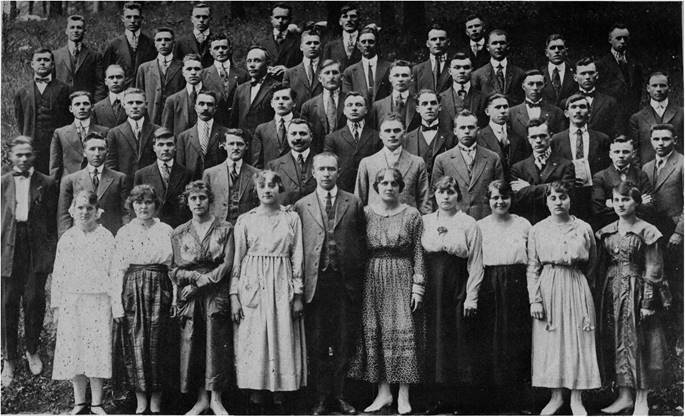 Пастор Павло Крат зі своїми учнями Народного Університету в Торонто,  1918 рік