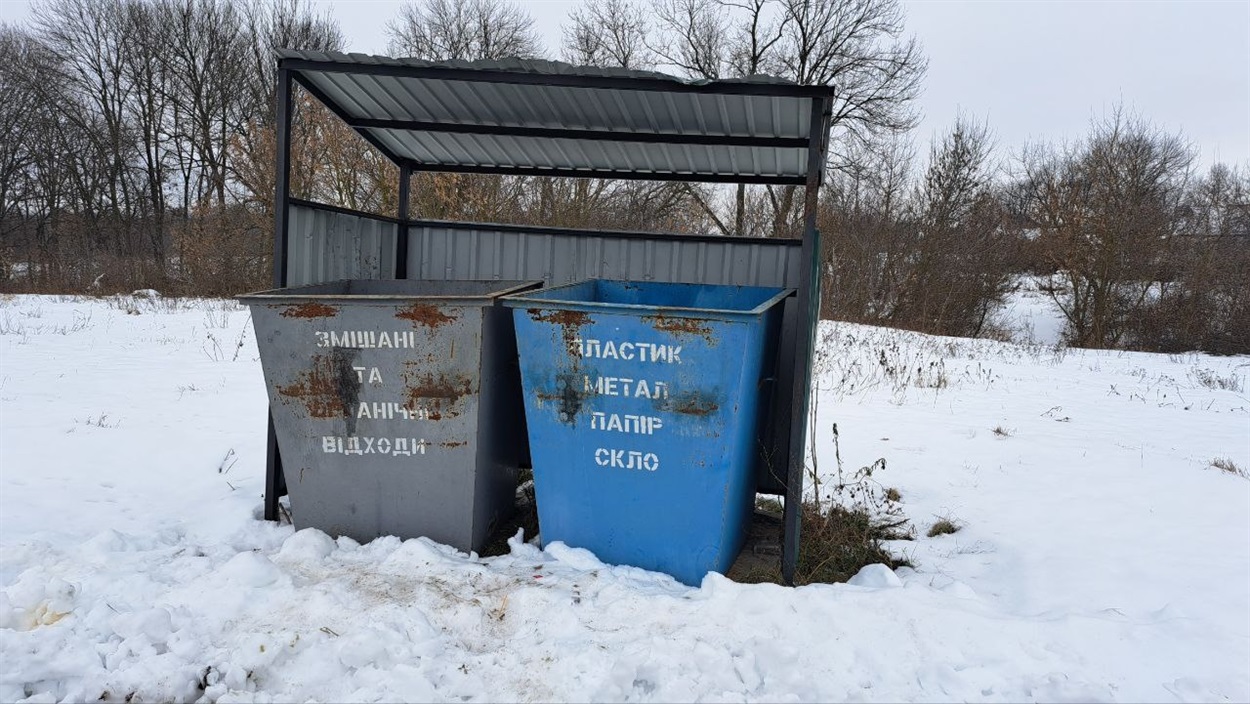 Із появою сміттєвих баків у селі, жителі стали менше викидати відходи у наколишнє сереовище. 