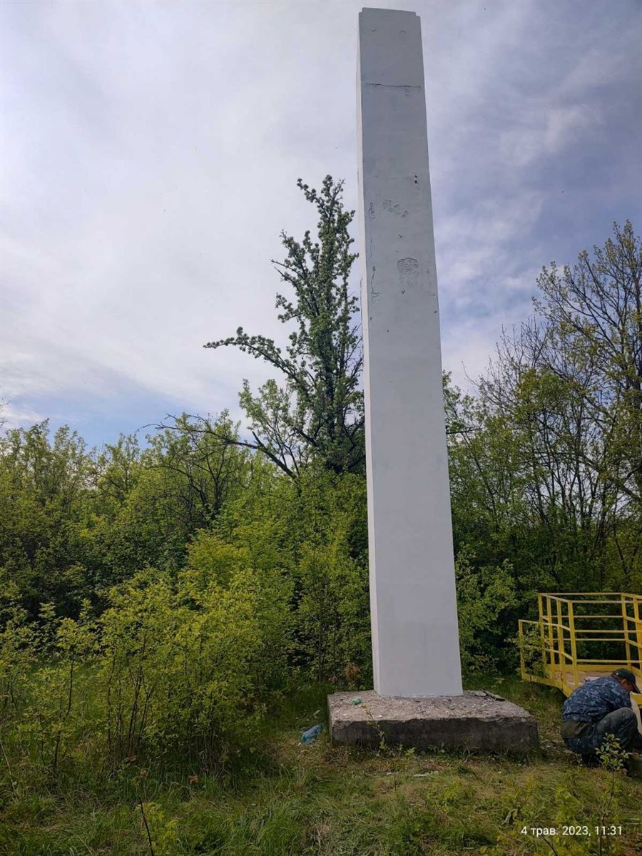 Пам'ятний знак на вїзді до міста. Демонтовано символи