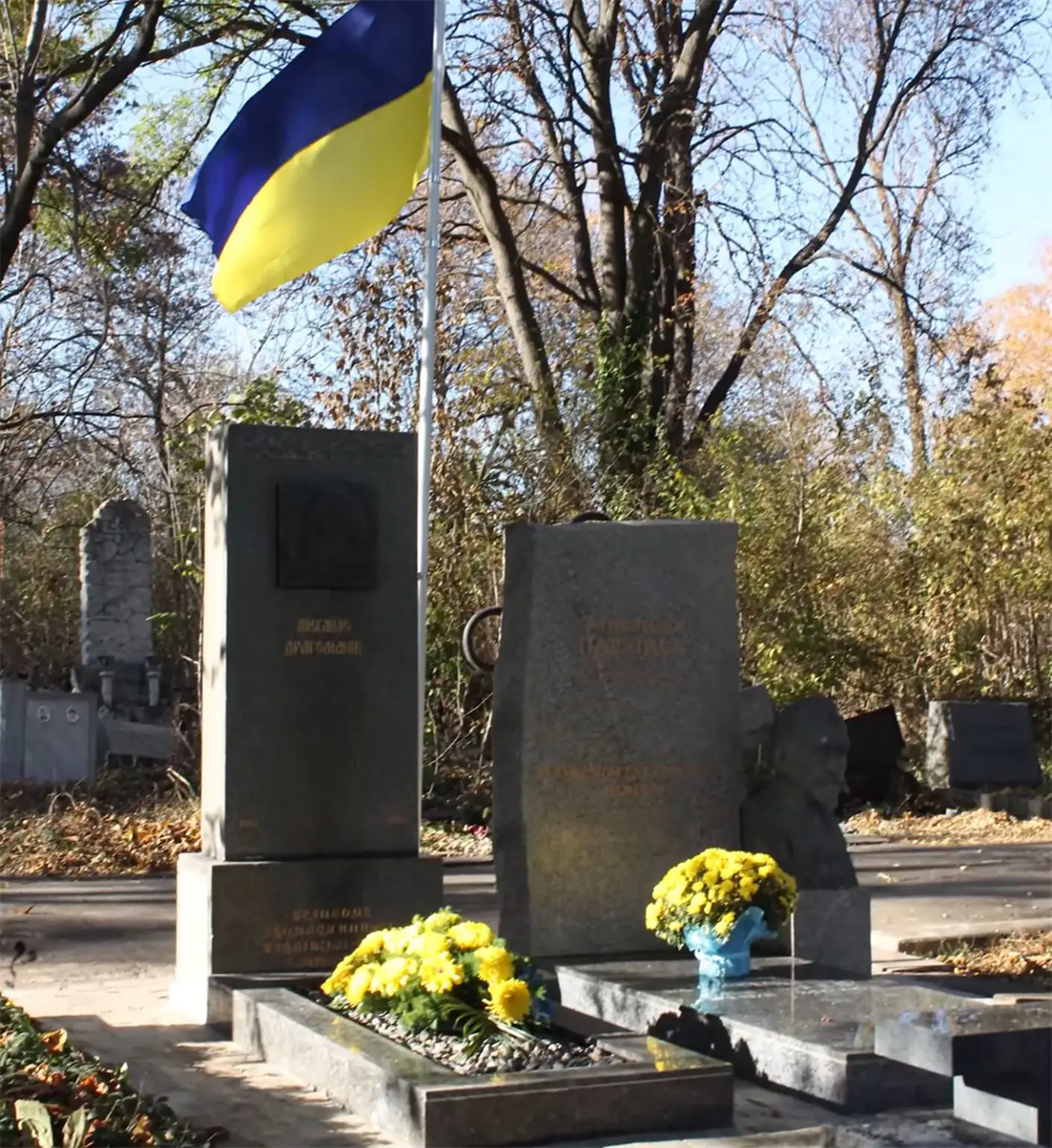 Могили Михайла Драгоманова і Михайла Паращука. 
Стоп-кадр із Ютуб-каналу "комік плюс історик" 