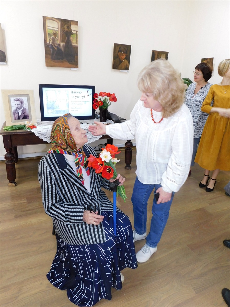 Валентина Широколава у Гадяцькому історико-краєзнавчому музеї під час відкриття виставки художника Сергія Каташова. 