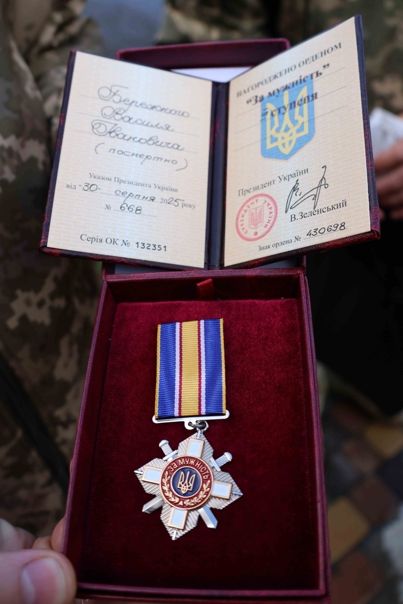 У Лохвицькій громаді відкрили меморіальну дошку гадячанину Василю Бережному