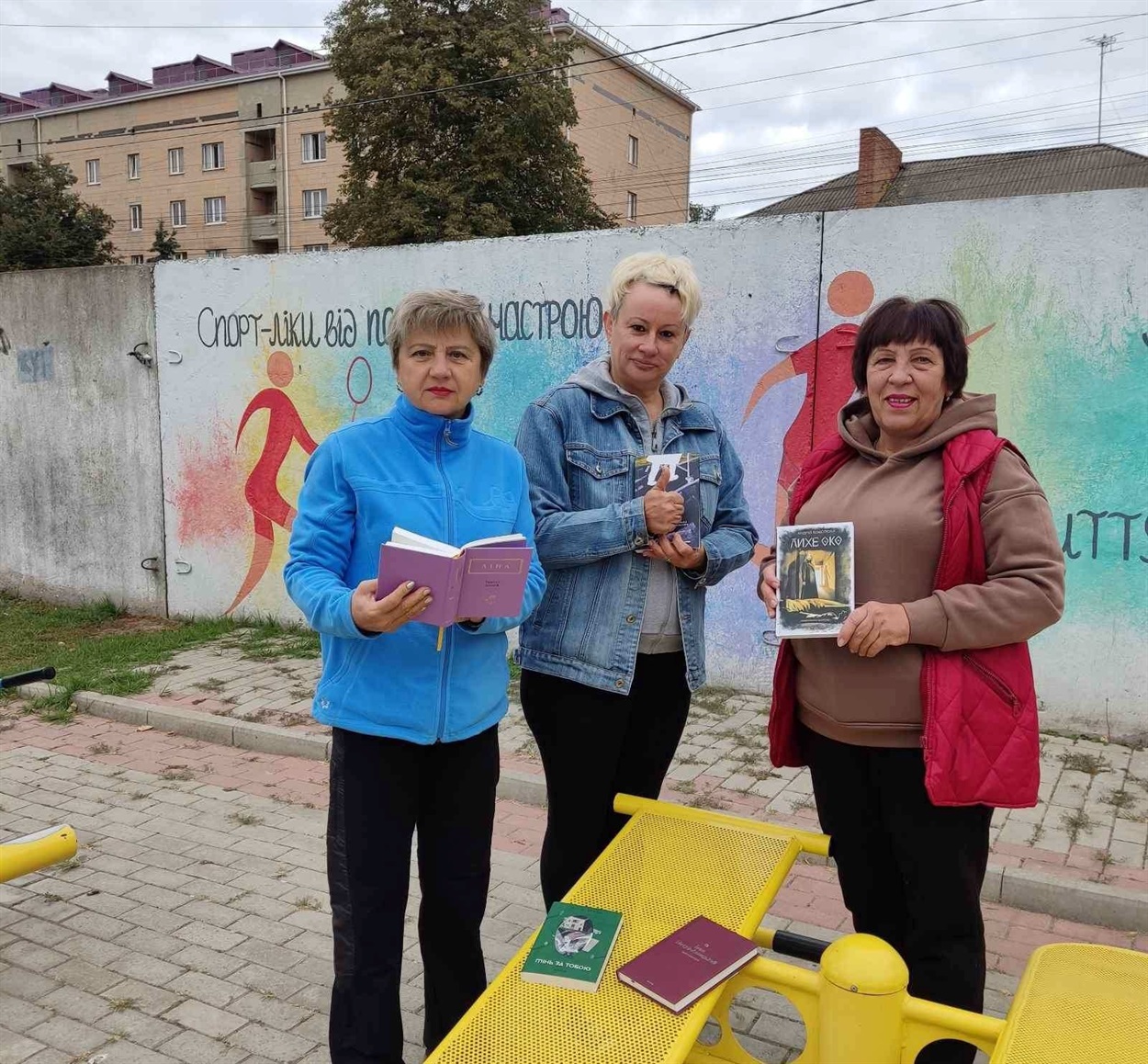 Учасниці скандинавської ходьби — читачки пересувної бібліотеки Любові Бабакової