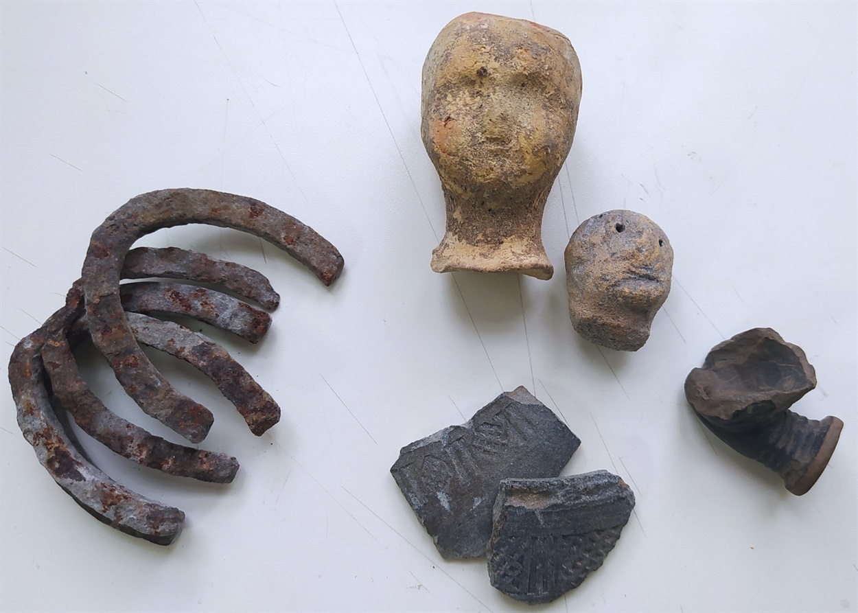 Експонати з експозиції Гадяцького історико-краєзнавчого музею, що були знайдені та ідентифіковані краєзнавцем Миколою Торяником, як такі, що знаходилися на місці садиби Григорія Граб’янки.