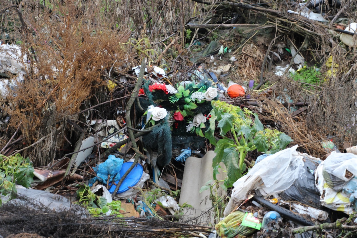 Ще одне зло на смітнику вінки та штучні квіти, які купують на кладовища, а потім вони перекочовують на сміттєзвалища. 