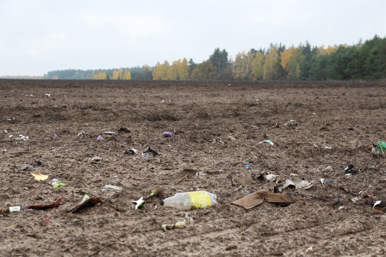 Вітер і тварини розносять сміття по землях сільськогосподарського підприємства. 