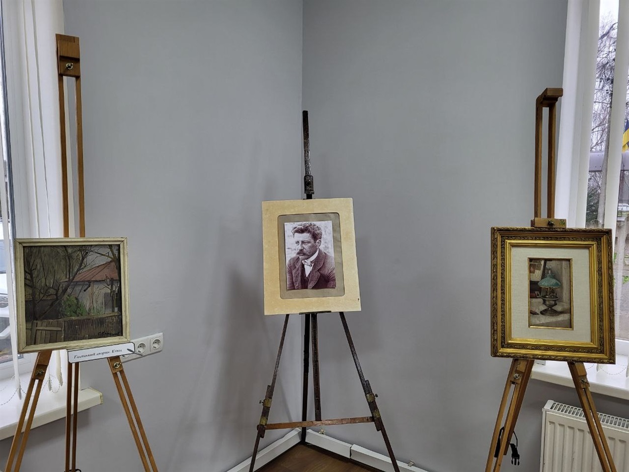 Етюдник Сергія Кататшова (посередині) та натюрморт із гасовою лампою (зліва). 