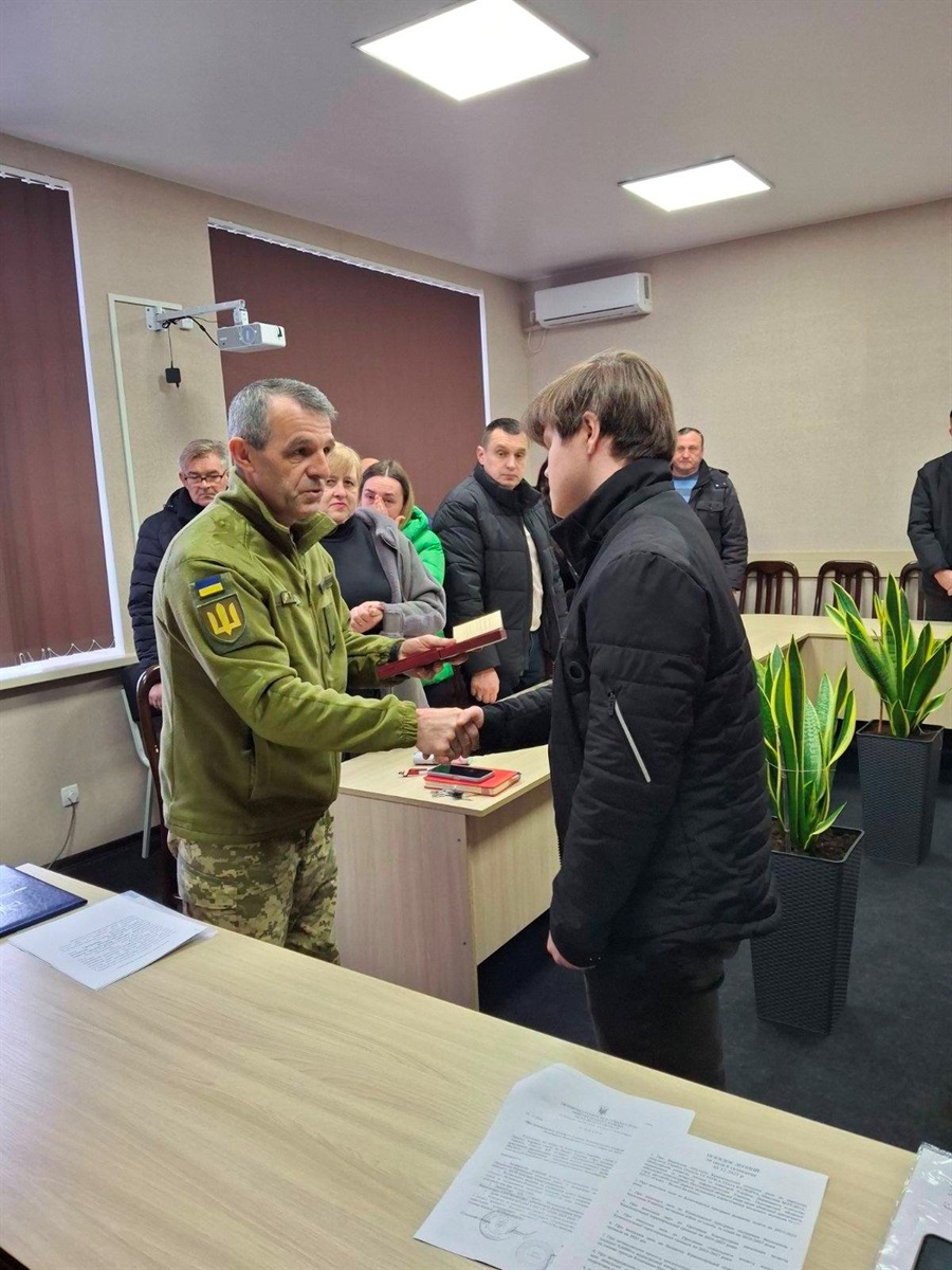 Сергій Яременко отримує нагороду загиблого батька.