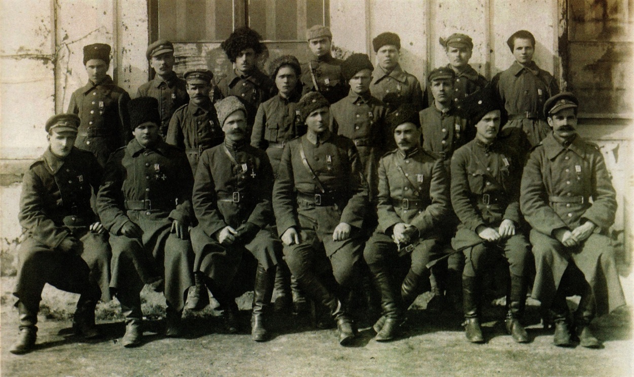 Лицарі залізного хреста зі складу 3-ї залізної дивізії з керівниками 2-ї волинської дивізії (третій у першому ряду Григорій Чижевський, шостий у першому ряду Микола Чижевський). 