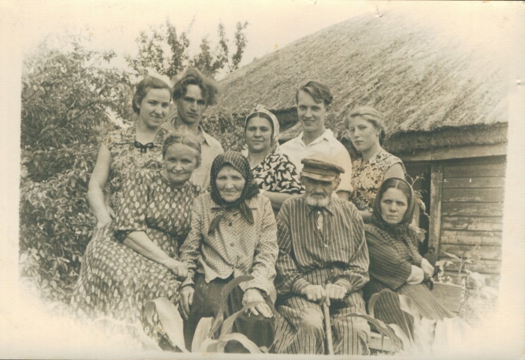 Родина Василя Бутенка (Хмурого). Сидять: Василева дружина Анастасія
Євдокимівна, його батьки Онисим Іванович і Єфросинія Митрофанівна, старша
сестра Ольга. Стоять (зліва направо): Ніна, дружина Олега Бутенка; Олег
Бутенко, син Хмурого; Ніна Чорнушенко, донька Ольги Онисимівни; Ігор
Ловчановський та Надія Верещака, племінники Хмурого (із сімейного архіву
Сергія Кушніренка).