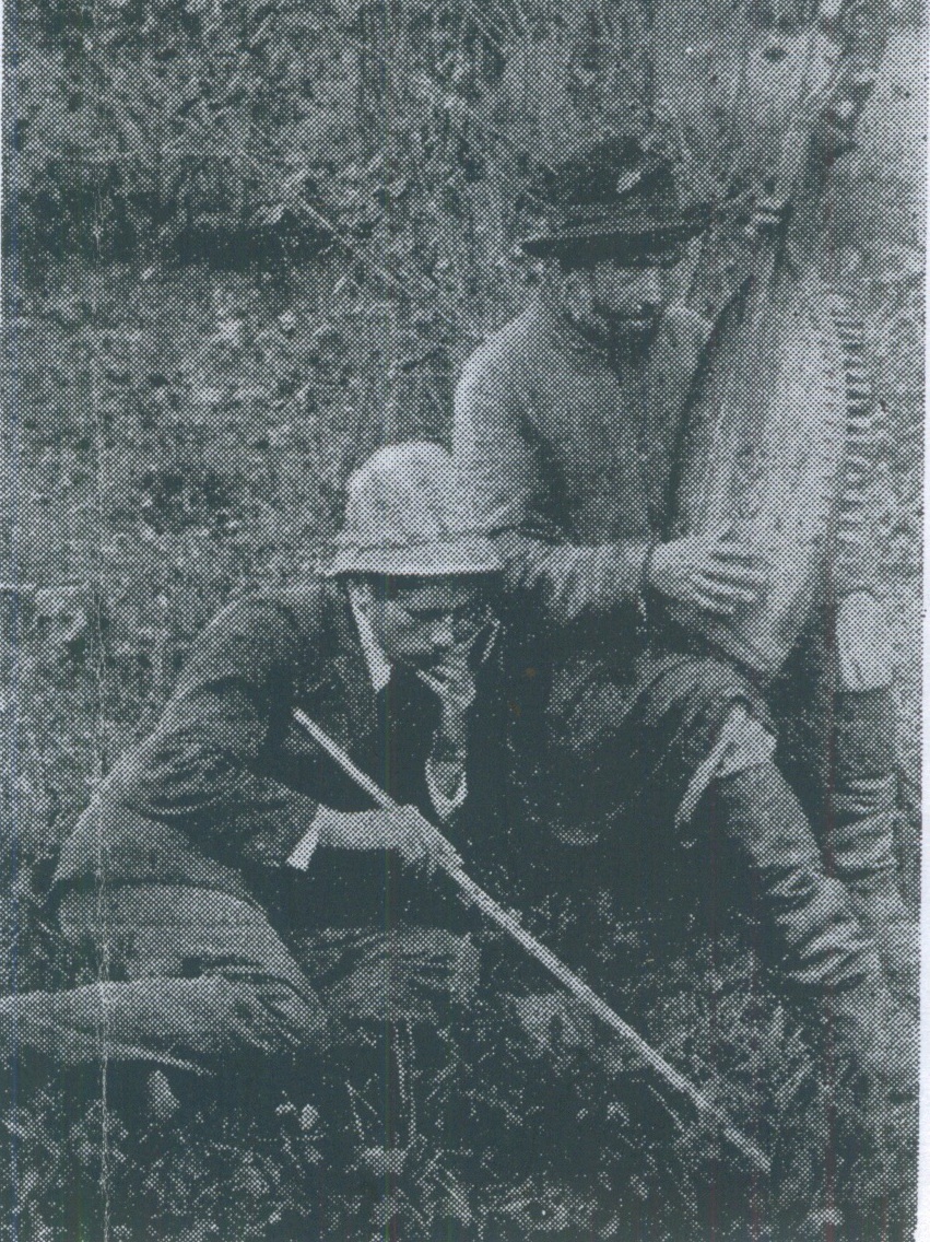 Випускник Великосорочинської вчительської семінарії Василь Бутенко
слухає кобзаря Михайла Кравченка. 1915 рік. Фото рашівця Павла Швацького
(з архіву небожа Хмурого Сергія Кушніренка).