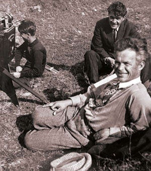 Олександр Довженко, Лазар Бодик (дивляться у об’єктив) і Василь Хмурий
(поруч із кінокамерою) на зйомках фільму «Земля». Фото Бориса Косарєва (з
відкритих джерел).