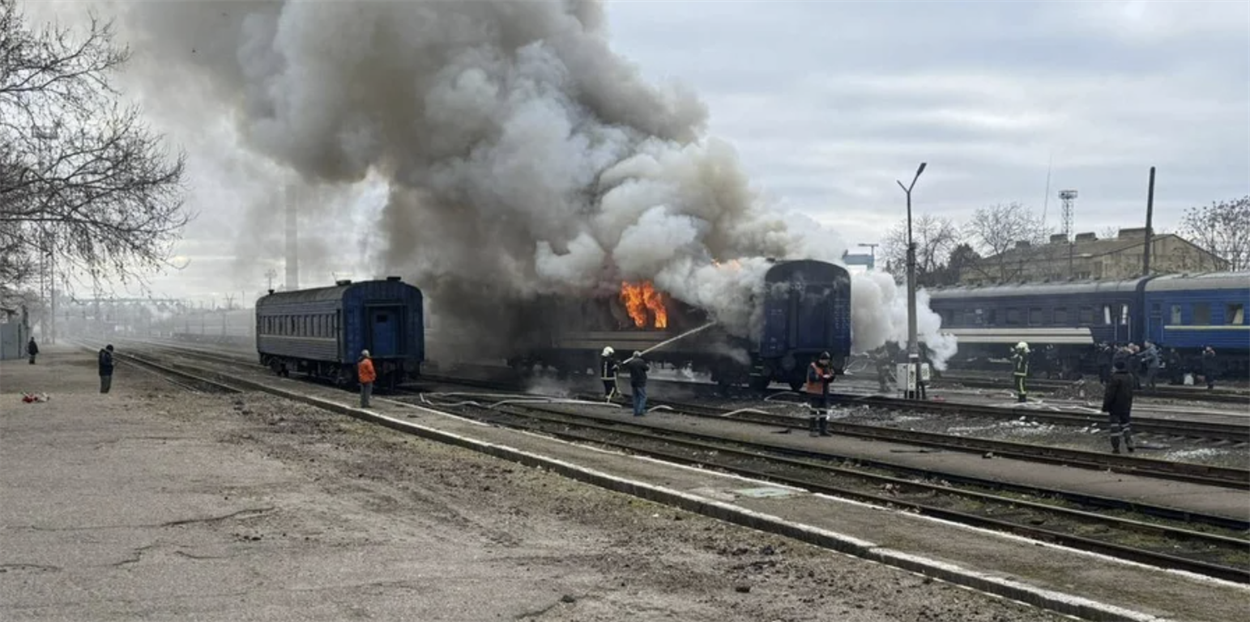 Укрзалізниця змінила правила безпеки: поїзди можуть зупиняти під час руху