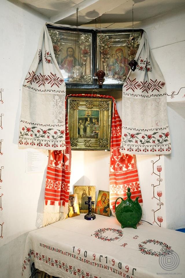 Гостей зазвичай садовили на покуті. 